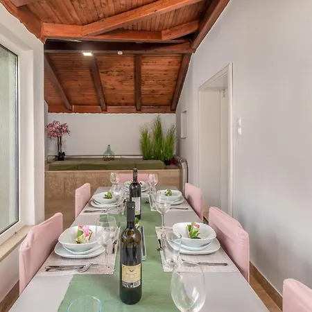 5 Bedroom Stunning In Hébergement de vacances