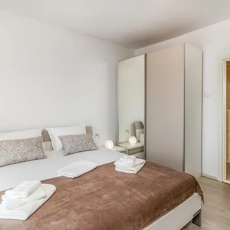 Semesterbostad 5 Bedroom Stunning In