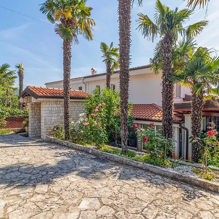 Nyaraló 5 Bedroom Stunning In